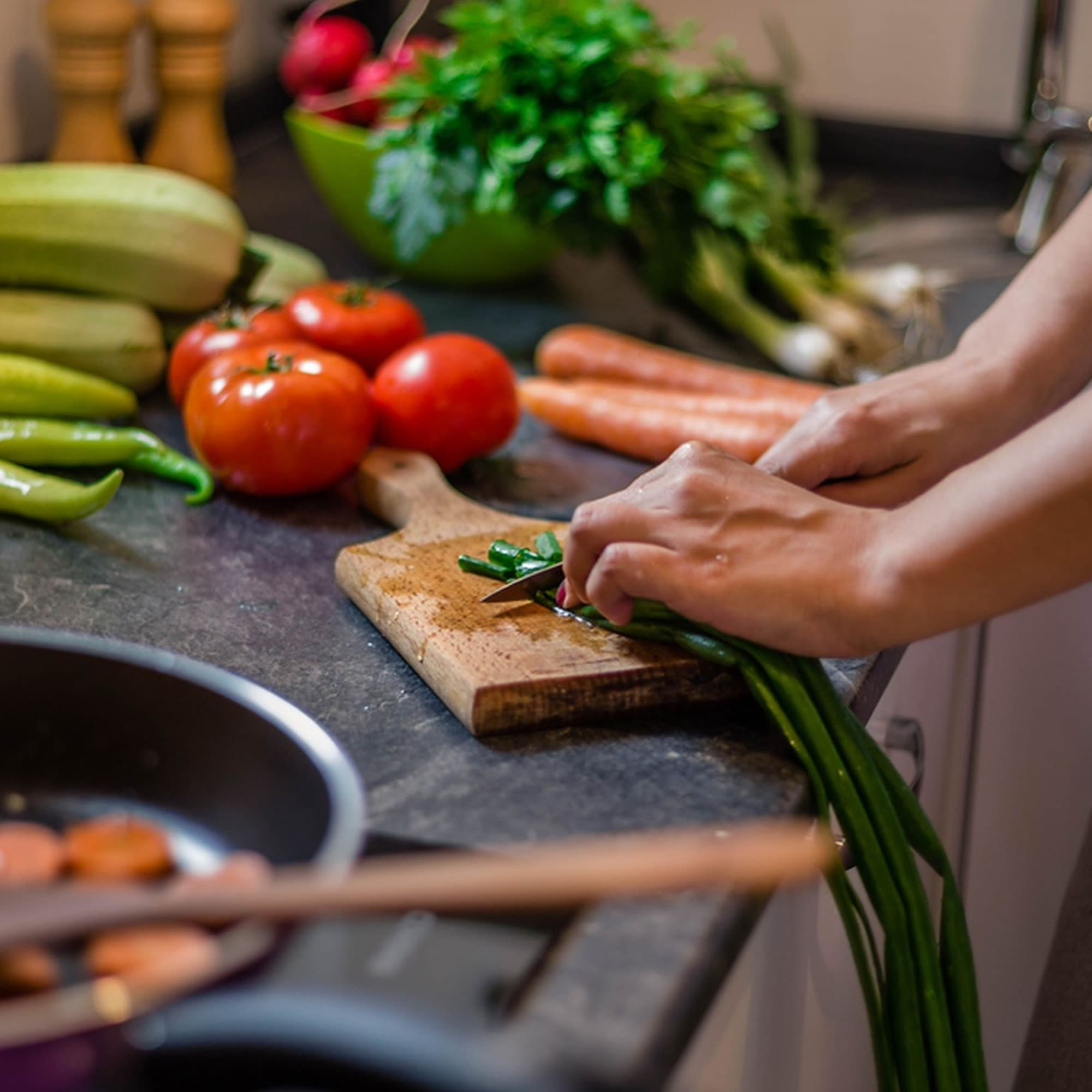 Con la recente diffusione delle diete a base vegetale, molti sportivi si chiedono se per riuscire a sviluppare la massa muscolare sia necessario mangiare tanta carne. In realtà, sono molti gli atleti che raggiungono prestazioni di massimo livello con una dieta vegetariana o vegana. 