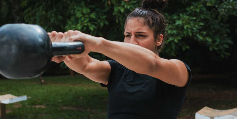 Kettlebell, ecco quali sono i benefici e come allenarsi al meglio.