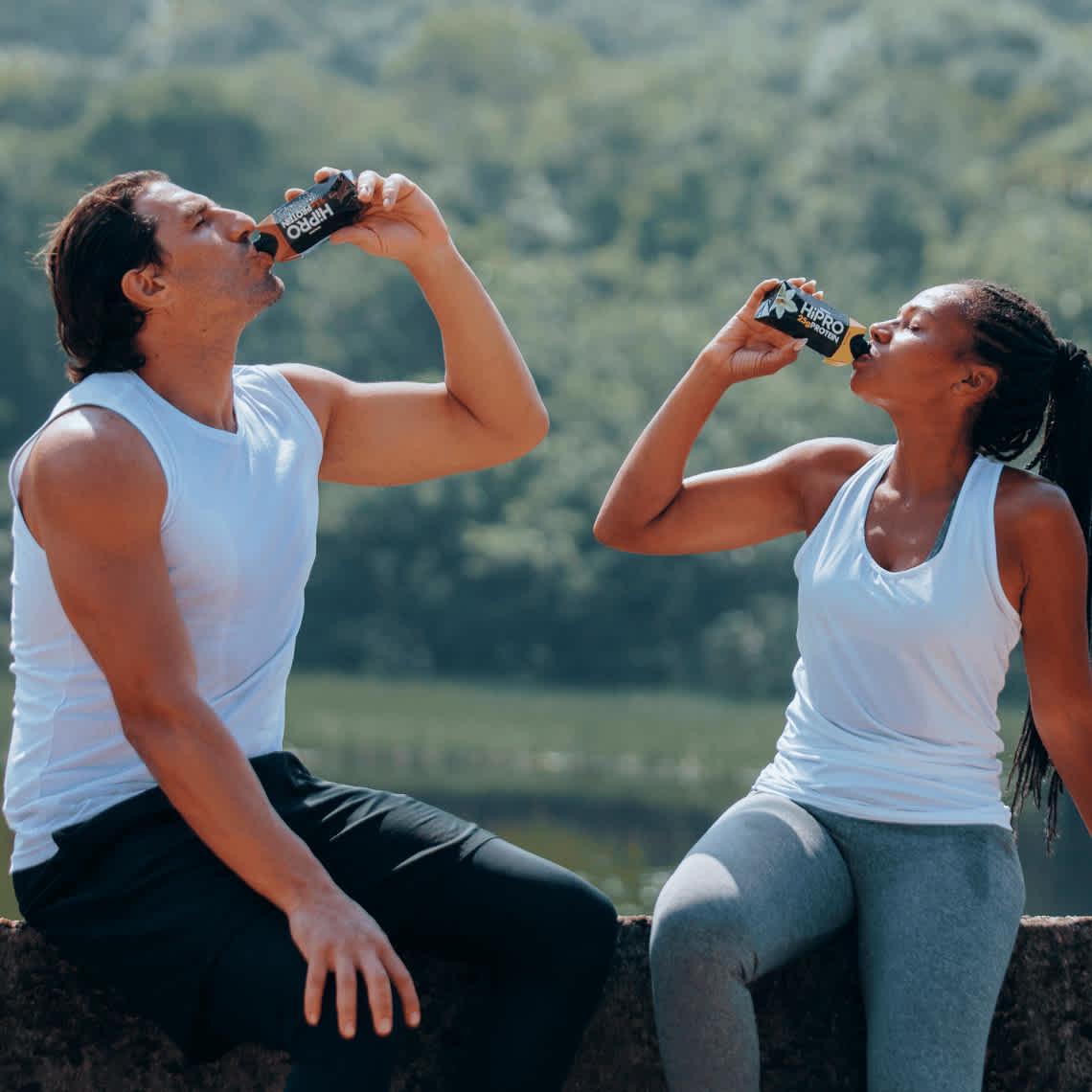 Per aumentare la massa muscolare è necessario impegnarsi molto sia in palestra che in cucina, associando l’allenamento di forza e gli esercizi cardio a un regime alimentare adeguato e bilanciato.