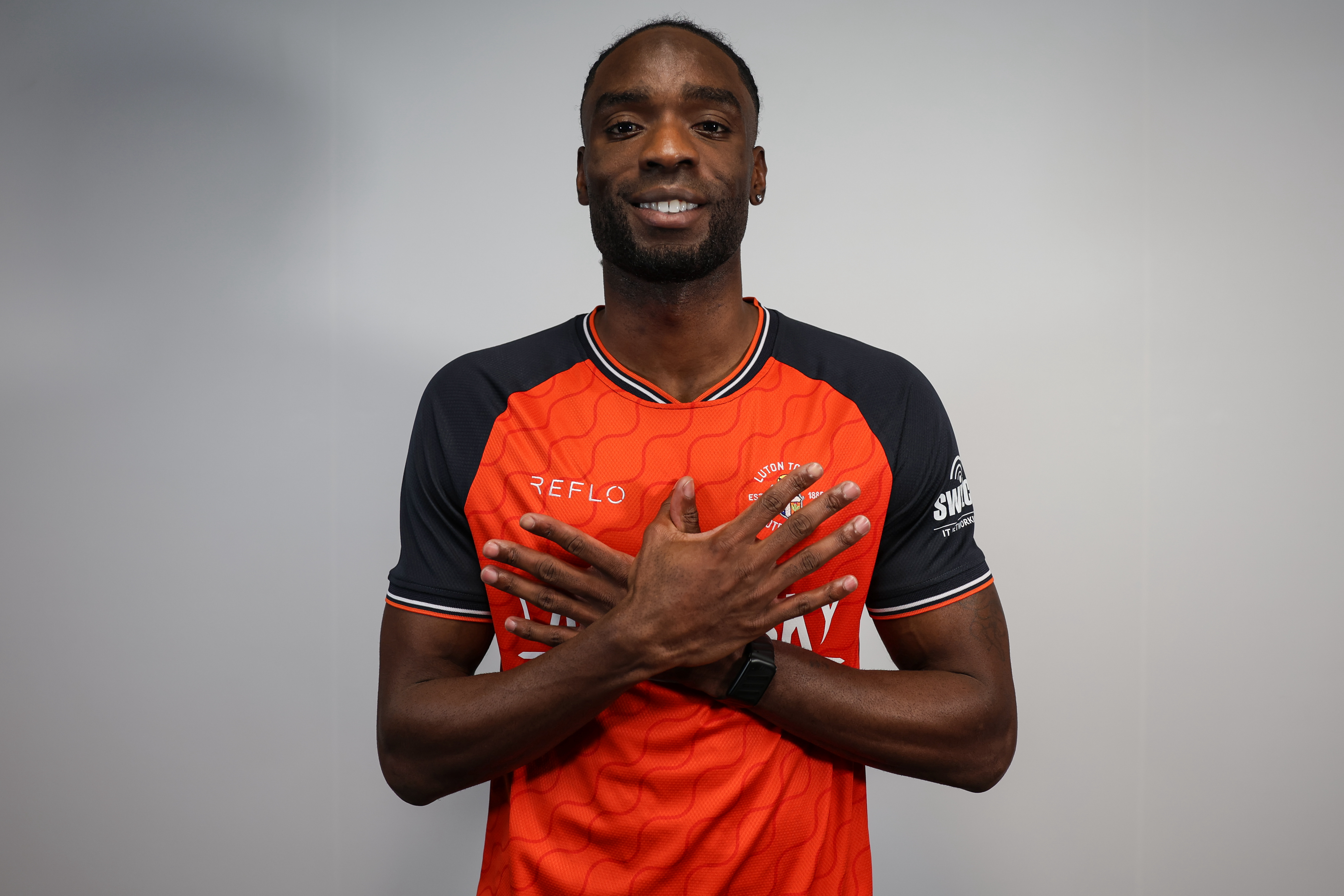 GD Luton Devante Cole Signing 027 Image