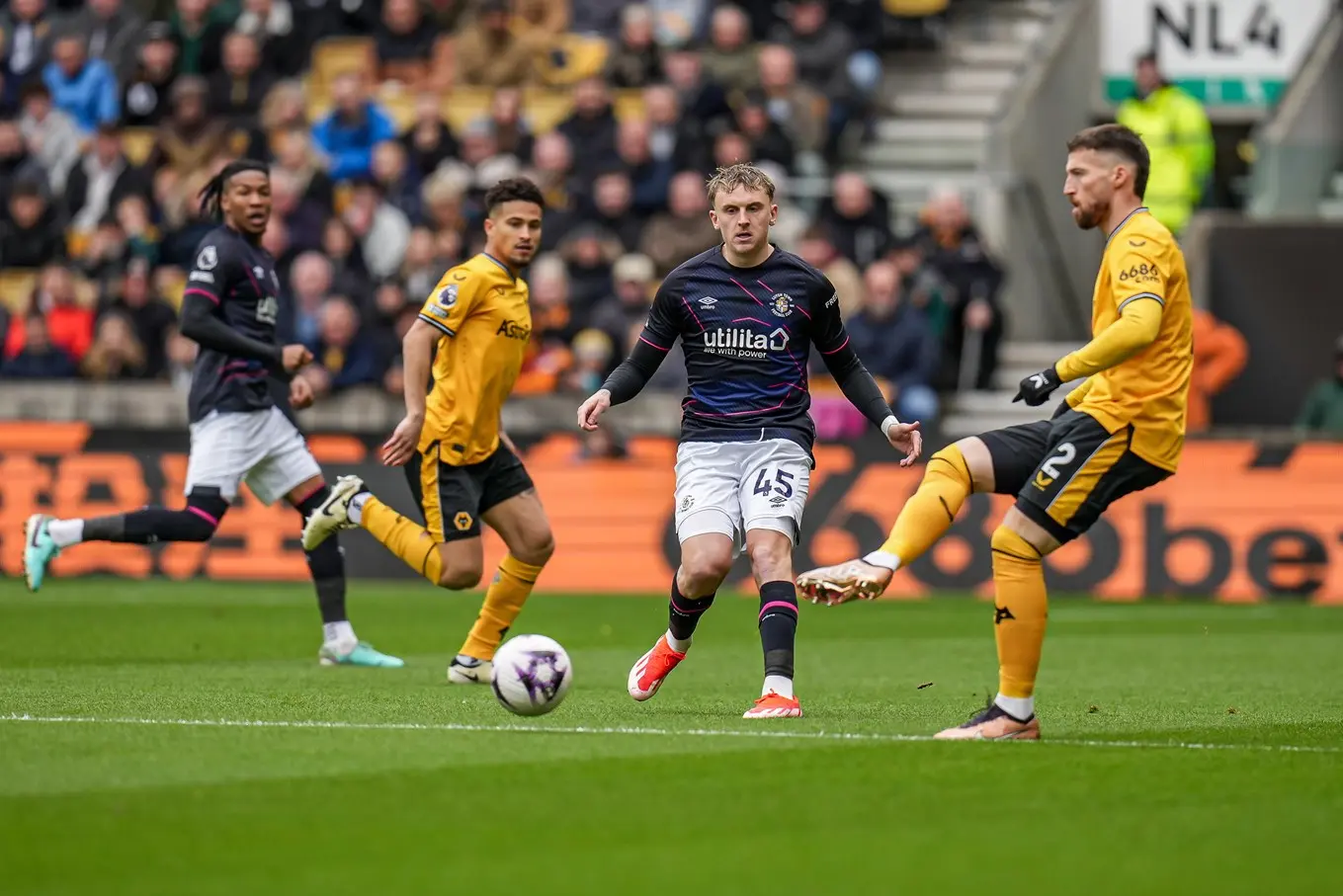 ltfc_wolves_v_luton_27apr24_028.jpg