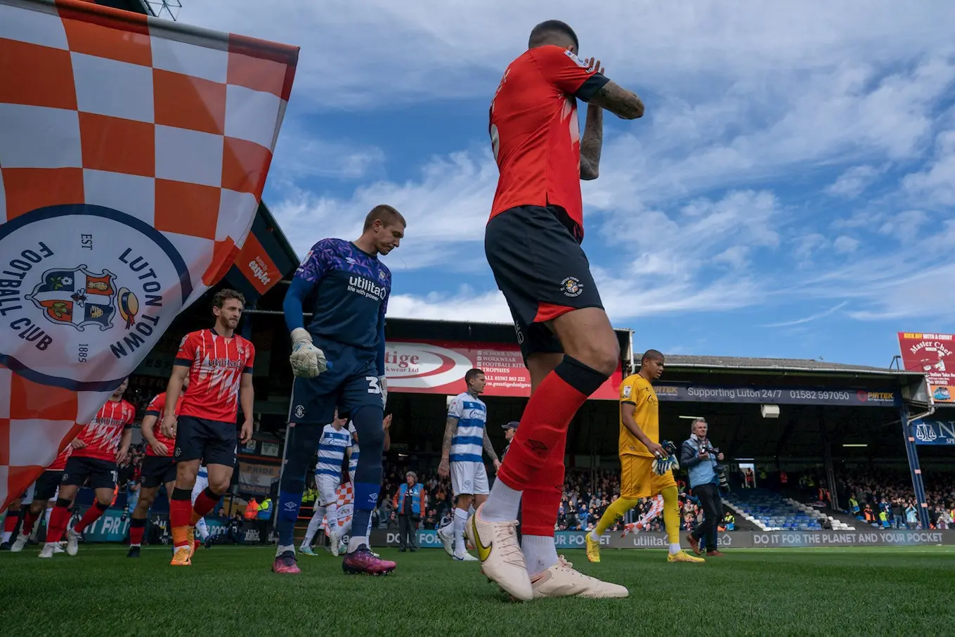 pmi_luton_v_qpr_15oct22_0817.jpg