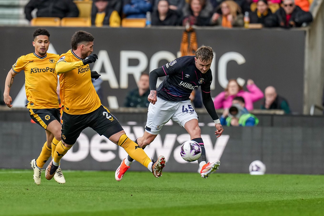 ltfc_wolves_v_luton_27apr24_038.jpg