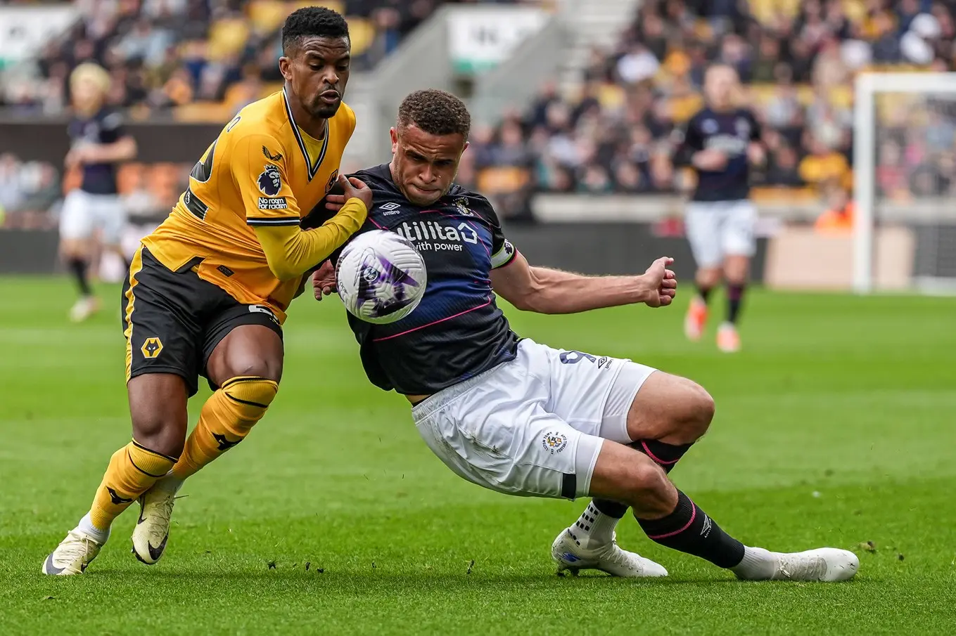 ltfc_wolves_v_luton_27apr24_041.jpg