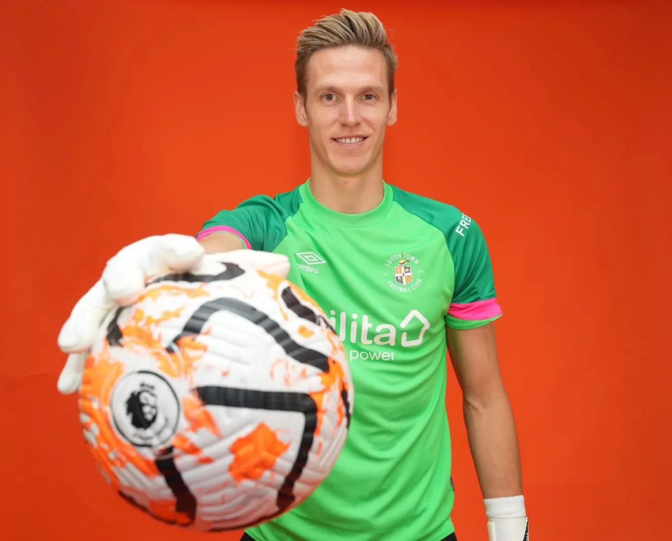 luton-town-sign-thomas-kaminski---dh304952.jpg