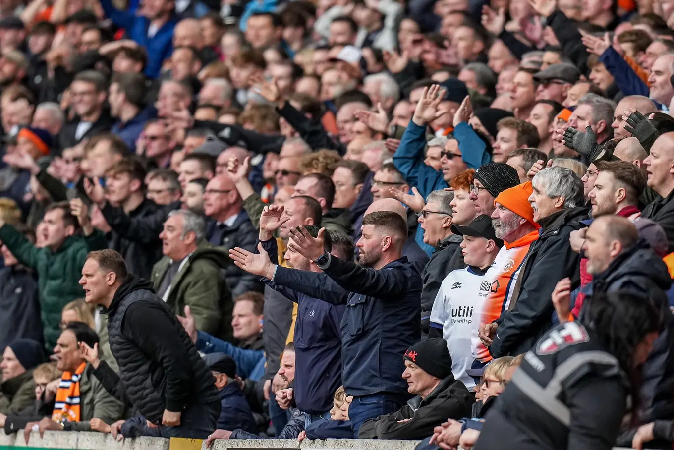 ltfc_wolves_v_luton_27apr24_040.jpg