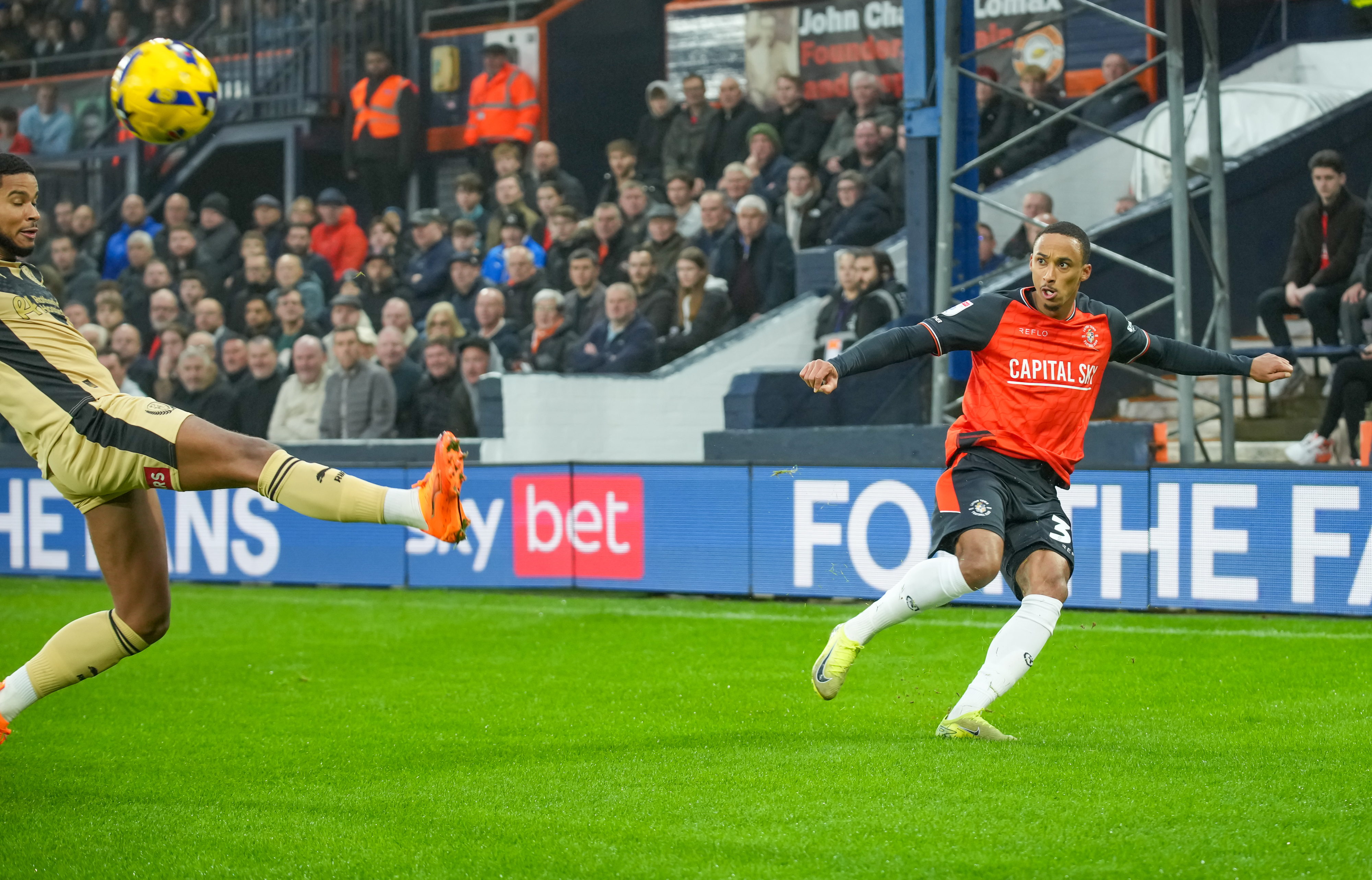 Luton Town FC v Rotherham United FC 15.11.25 003 Image
