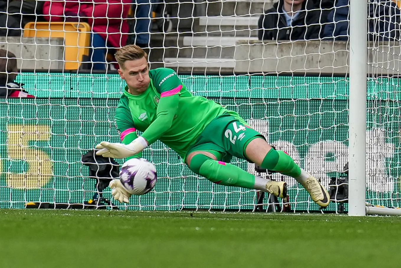 ltfc_wolves_v_luton_27apr24_043.jpg