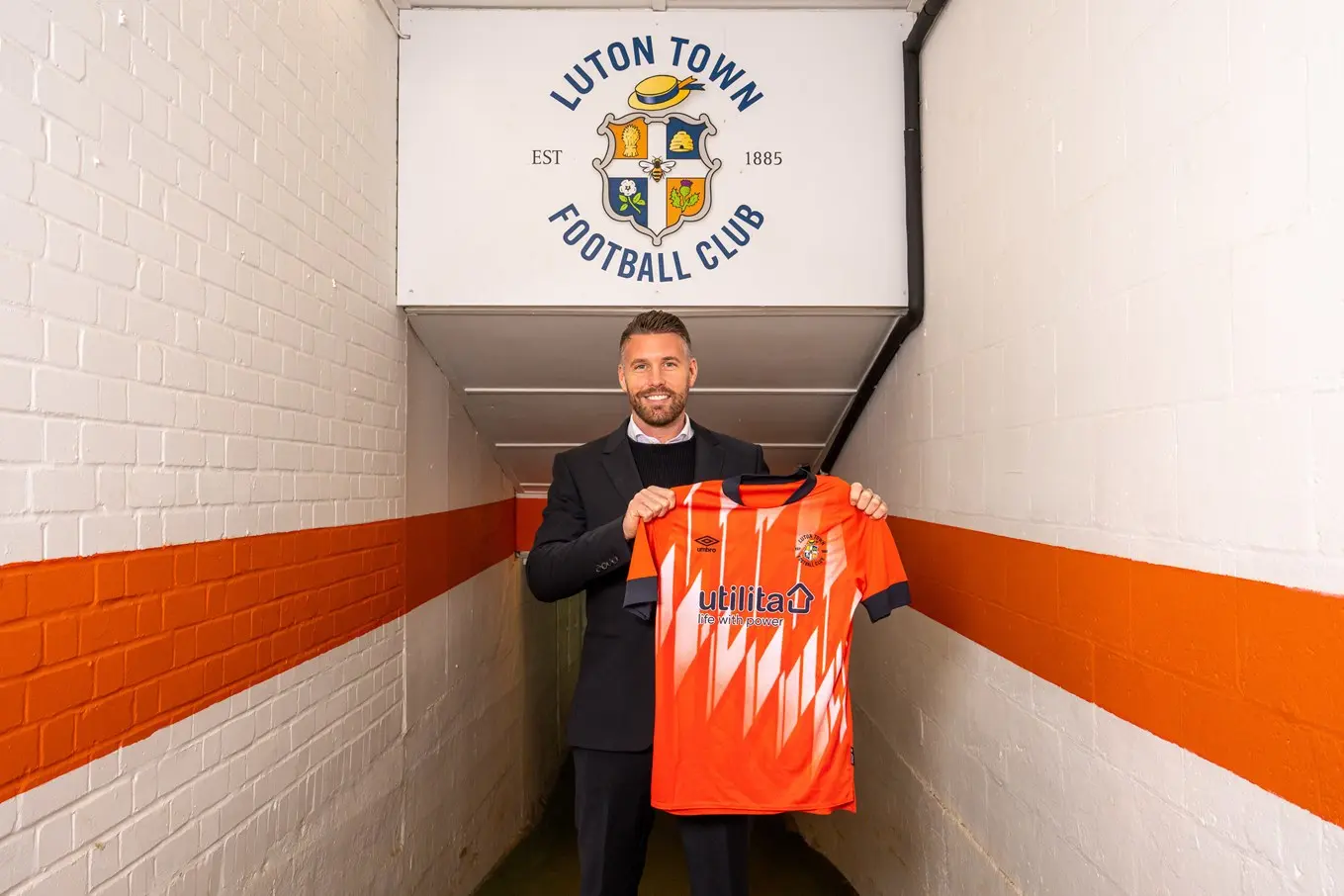 pmi_luton_town_new_manager_17nov22_rob_edwards_0001.jpg