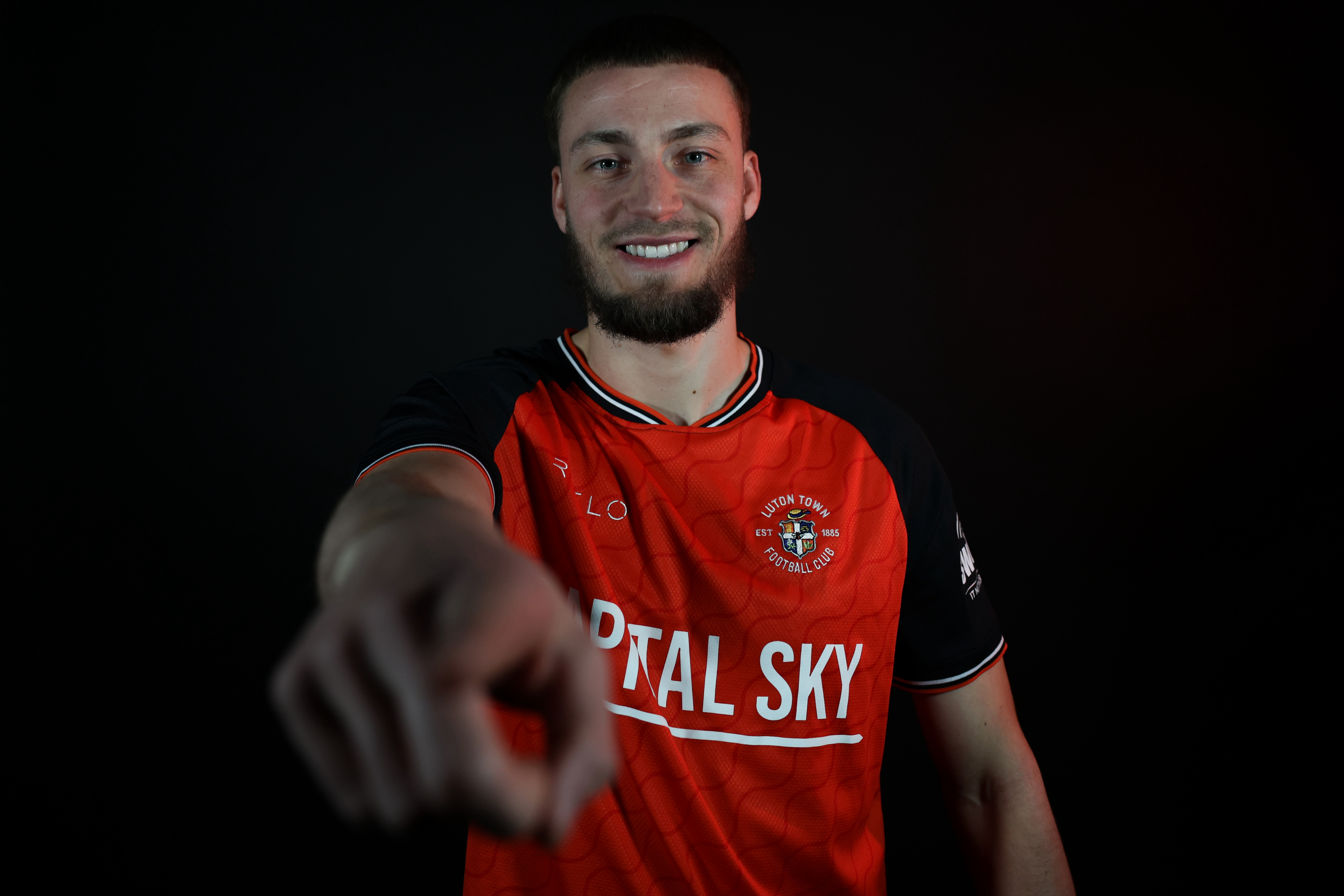 GD Luton Davey VandenBerg Signing 008 Image