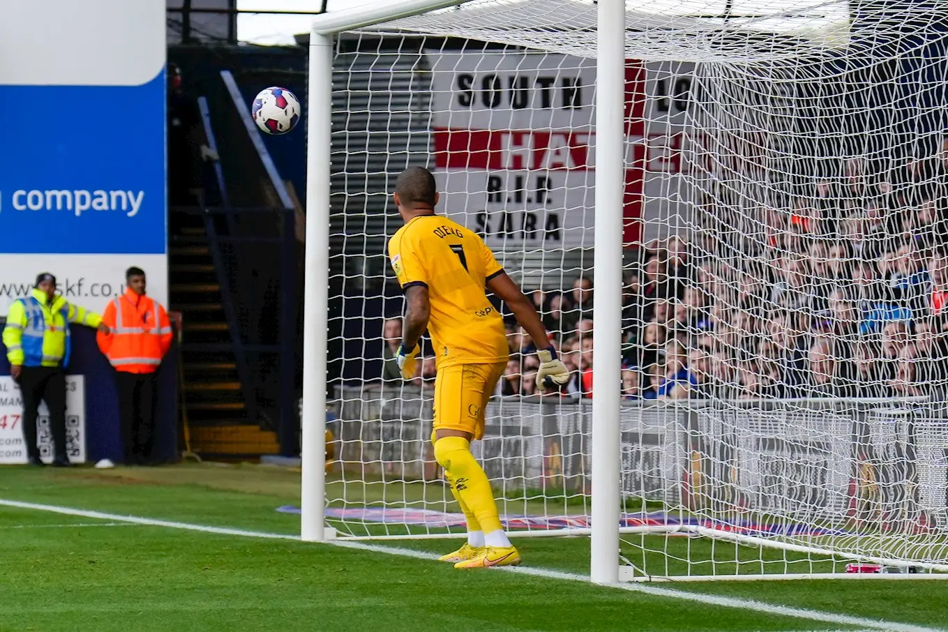 pmi_luton_v_qpr_15oct22_0677.jpg