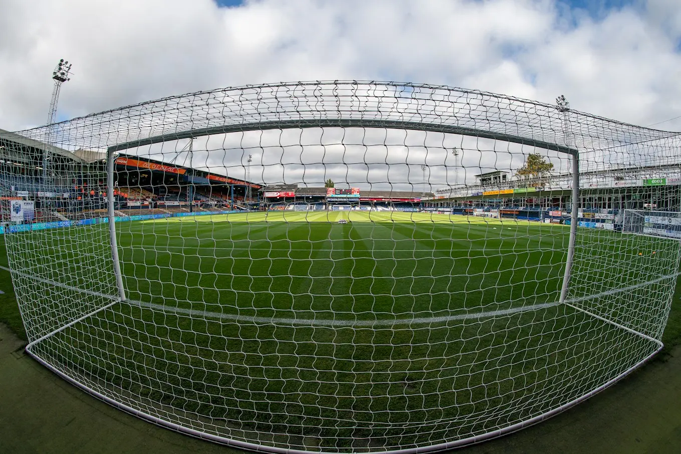 pmi_luton_v_qpr_15oct22_0654.jpg