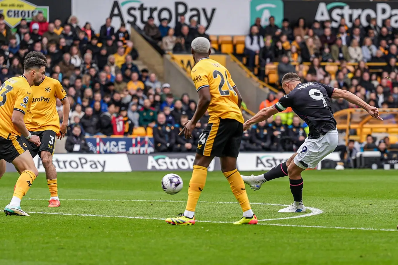 ltfc_wolves_v_luton_27apr24_035.jpg