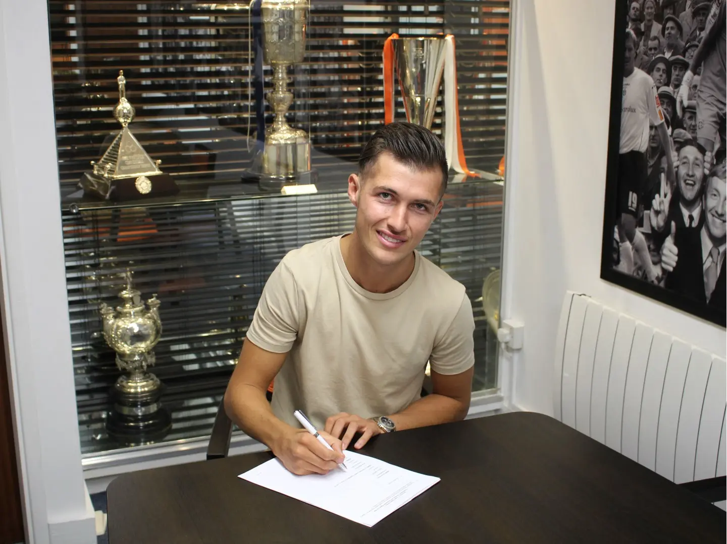 dan-potts-signs-new-contract.jpg