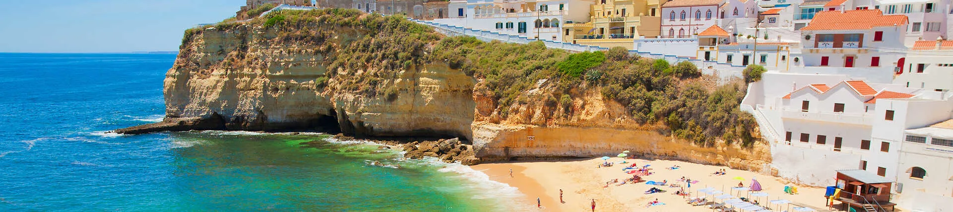 Strand in Algarve, Portugal, mit Sand, Meer und blauem Himmel.