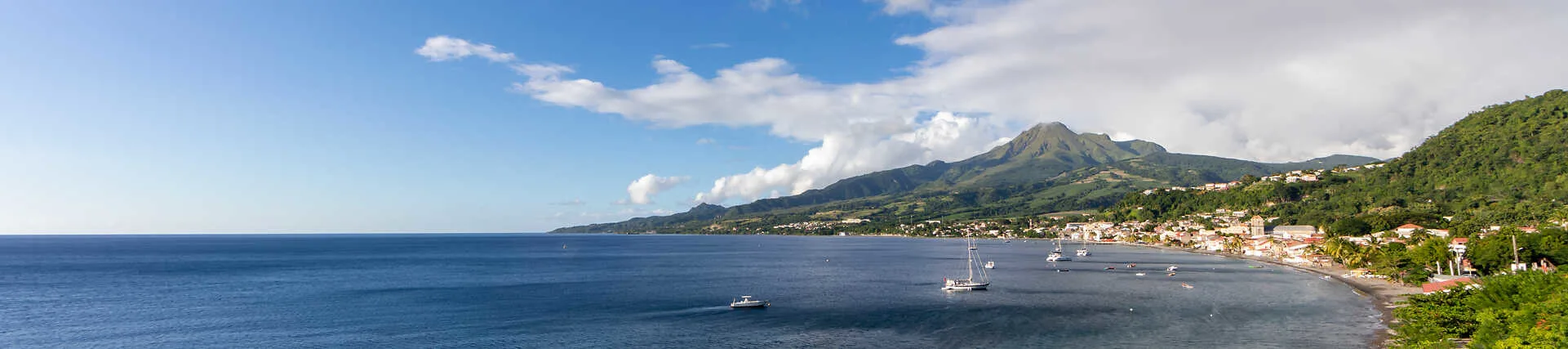 Saint-Pierre, Martinique. Vue sur la ville et la montagne Pelée.