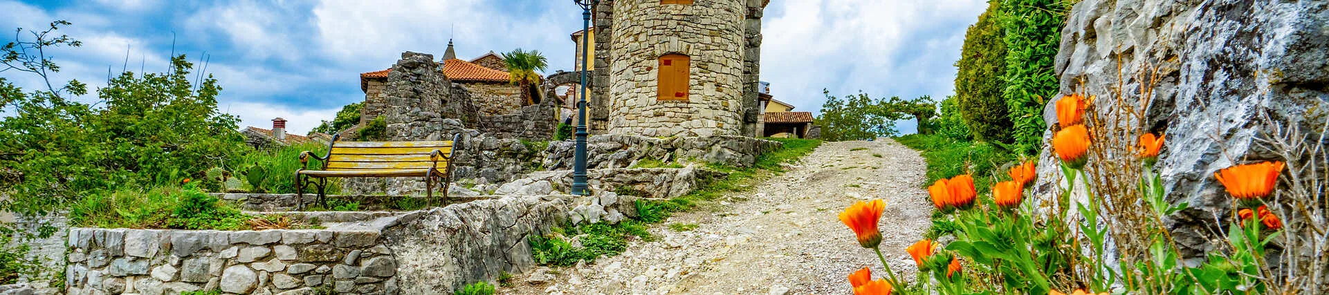 Historische Stadt Hum in Kroatien, umgeben von grüner Natur.