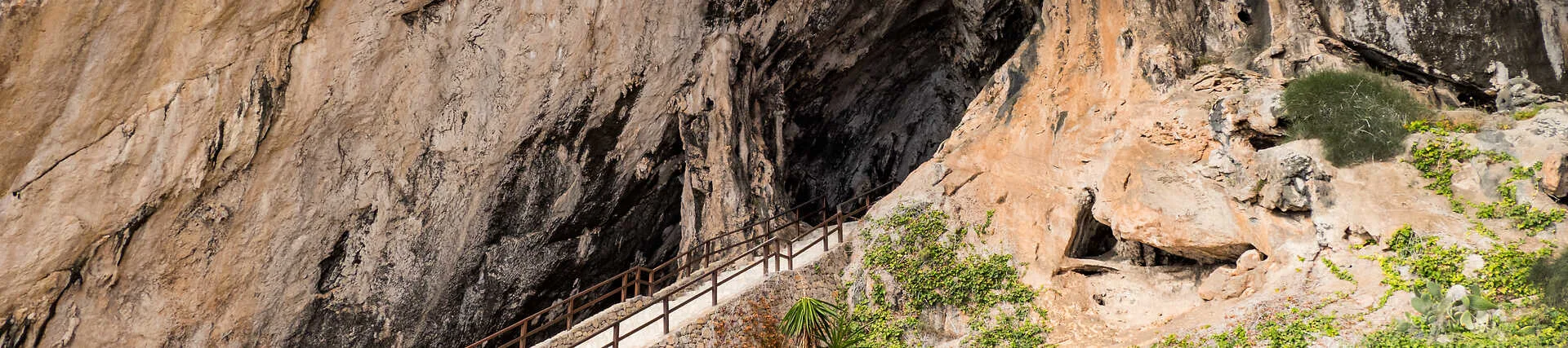 Zugang zur Arta-Tropfsteinhöhle in Canyamel, Mallorca 