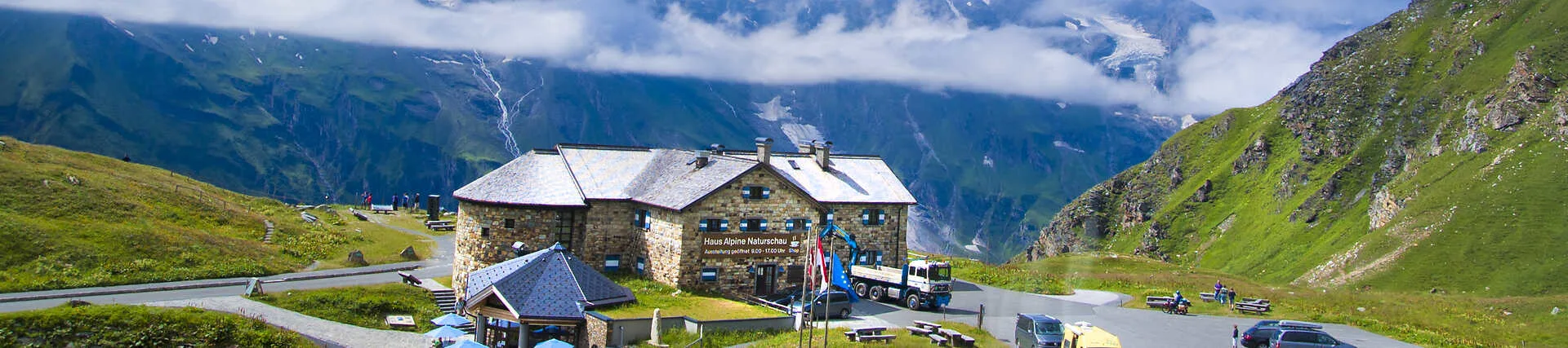 Auto auf der Großglockner Hochalpenstraße mit Bergblick.