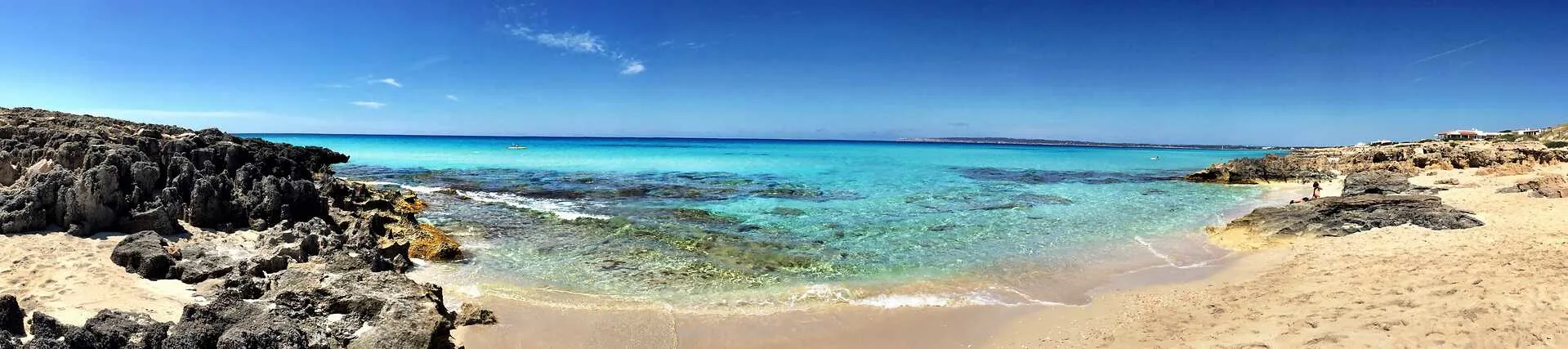 Strand Formentera: weißer Sand, türkises Meer und Sonnenschein.