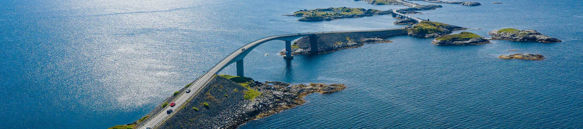 Atlantikstraße in Norwegen, eine malerische Küstenstraße über das Meer.
