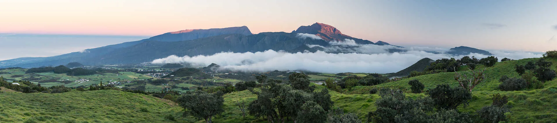 Panorama du Piton des Neiges au lever du soleil, La Réunion, France