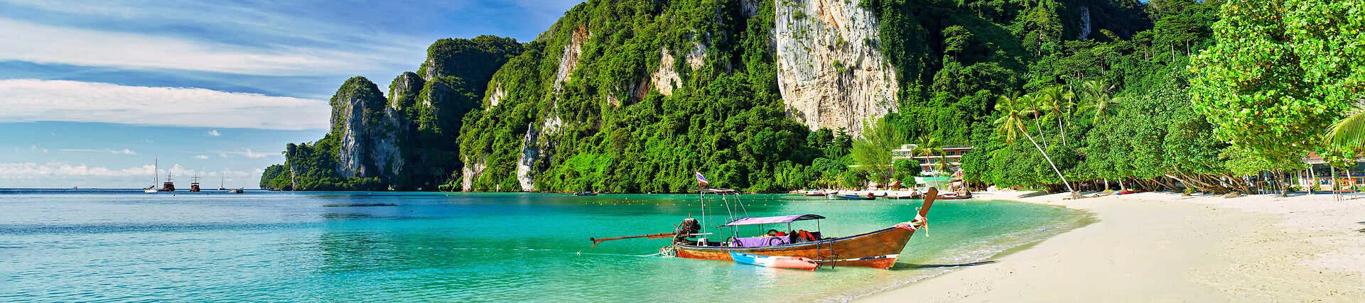 Phi Phi Inseln Thailand: Tropischer Strand mit Langheckboot und Kalksteinfelsen