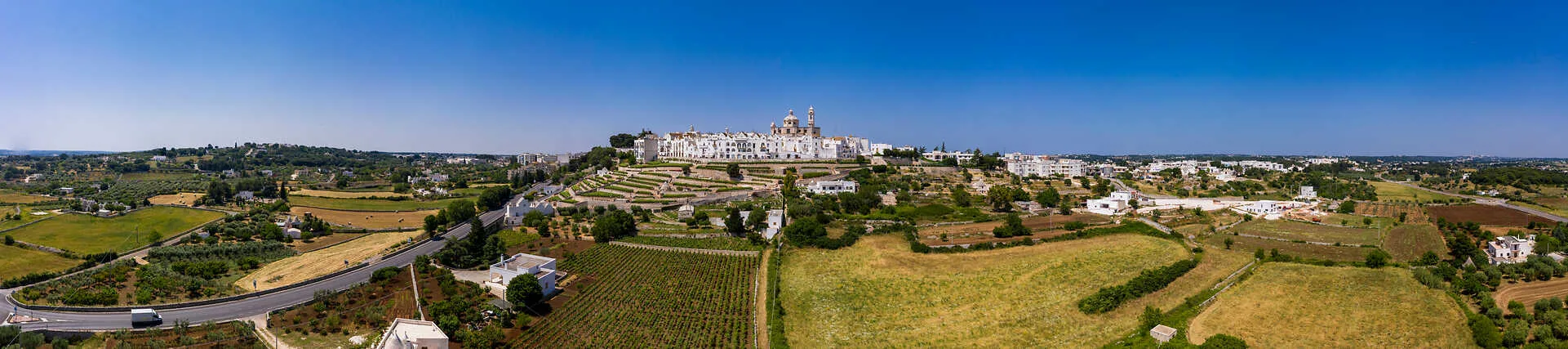 Vue aérienne de l'église néoclassique San Giorgio Martire à Locorotondo, dans la vallée d'Itria, dans les Pouilles, en Italie.