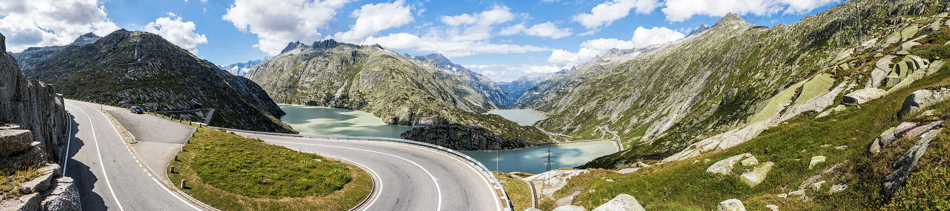 Panorama einer schönen Straße durch die Landschaft.