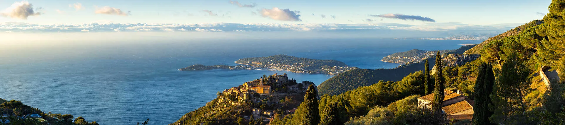 Vue panoramique sur le village d'Èze et la Méditerranée en été, avec Saint-Jean-Cap-Ferrat. Provence-Alpes-Côte d’Azur, Côte d’Azur