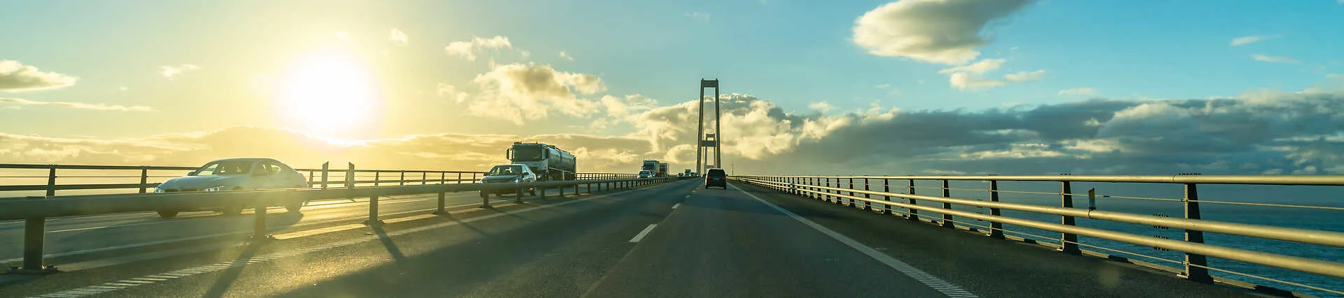 Öresundbrücke verbindet Dänemark und Schweden. Die längste kombinierte Straßen- und Eisenbahnbrücke Europas.