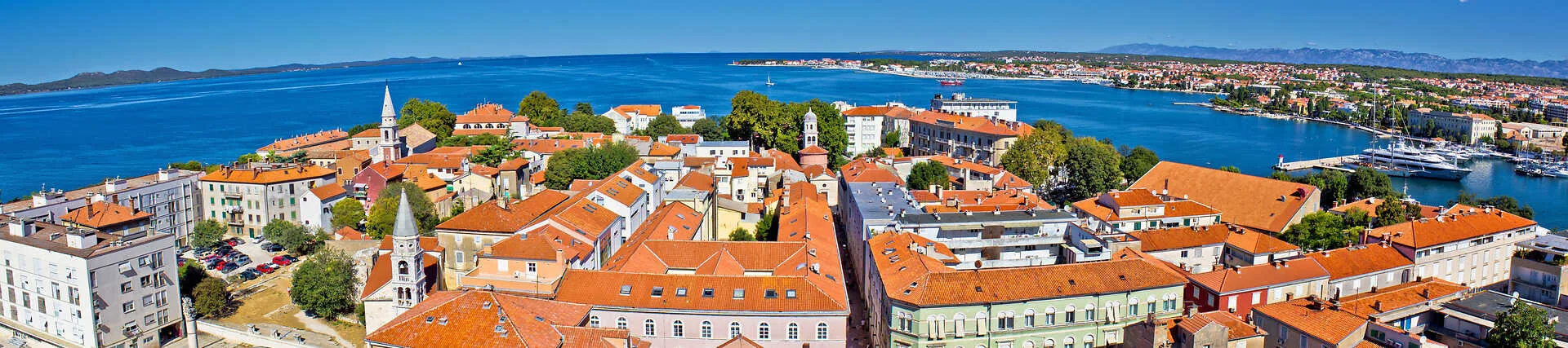 Zadar, Kroatien, am Meer bei Sonnenuntergang.