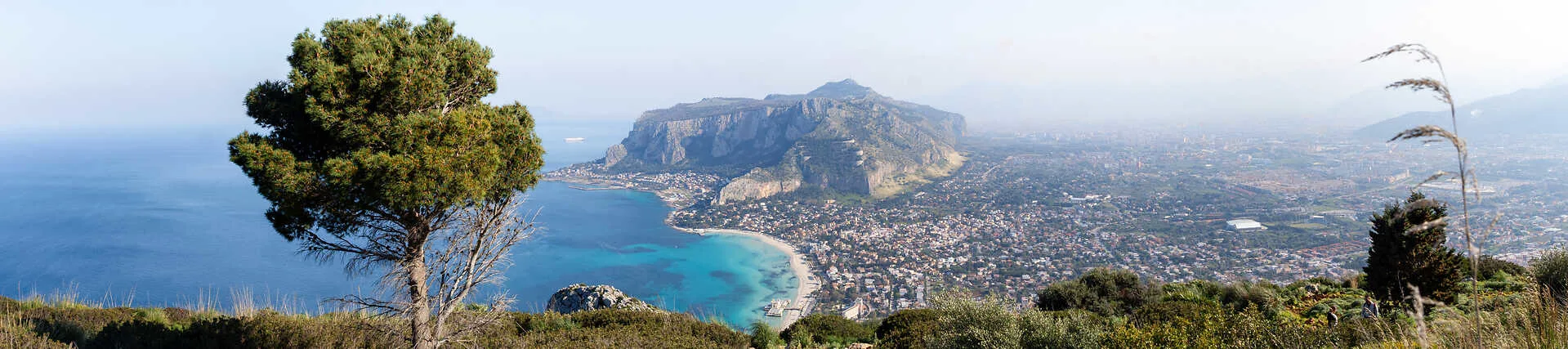Le golfe de Mondello vu depuis Capo Gallo, Palerme, Sicile.