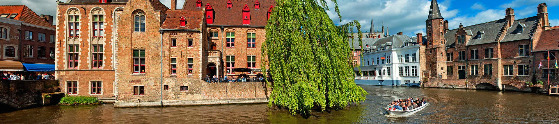 Blick auf Brügge, Belgien, mit traditioneller Architektur und Kanal.