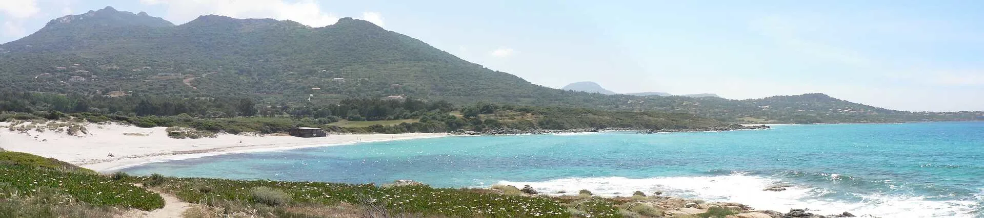 Le Cap Corse, une péninsule située à l'extrémité nord de la Corse, souvent qualifiée de « doigt » ou de « Corse en miniature ».
