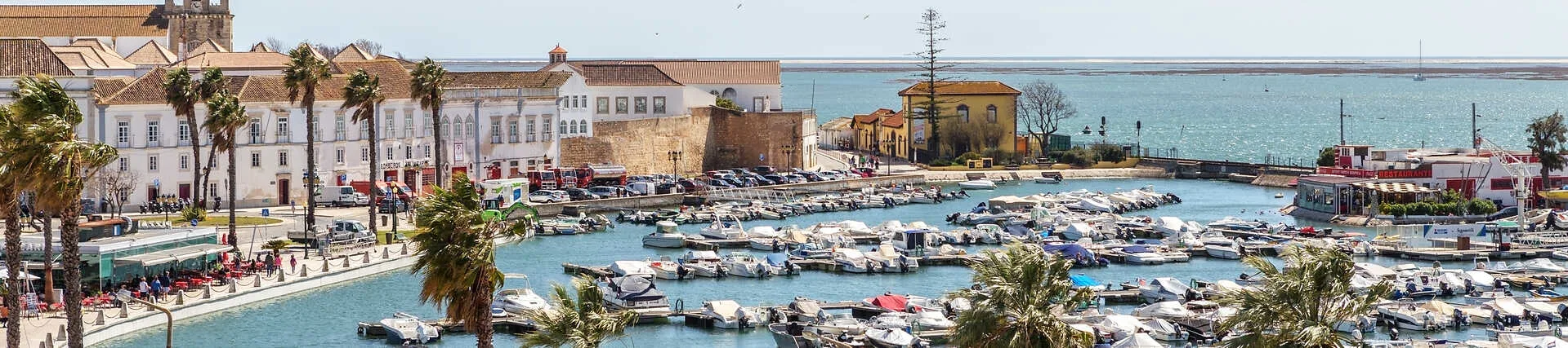 Der malerische Yachthafen von Faro, Algarve, Portugal
