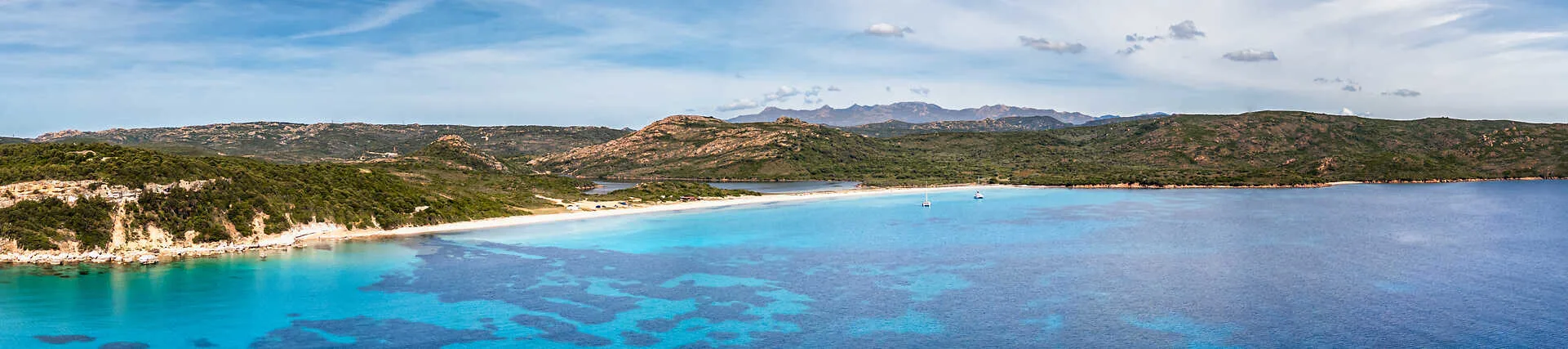 Vue aérienne panoramique de la plage de Balistra et de la mer Méditerranée, aux eaux turquoise et cristallines, sur la côte sud-est de l'île de Corse