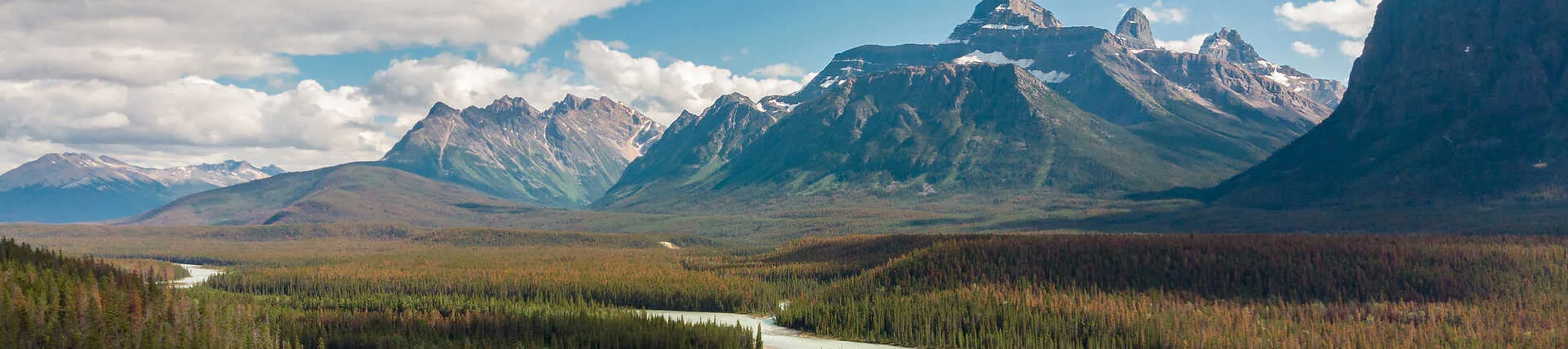Wohnmobil auf dem Icefields Parkway in den Rocky Mountains.