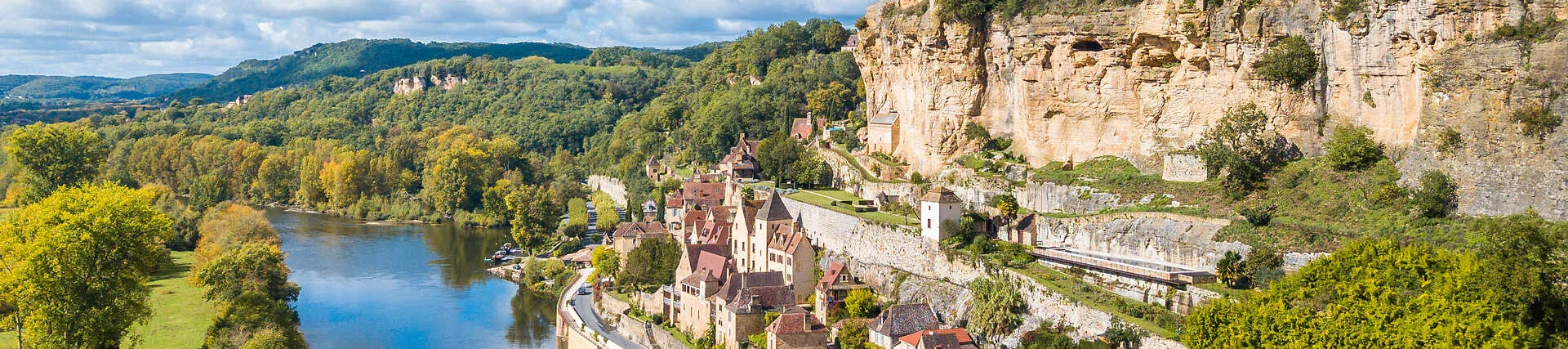 Beynac-et-Cazenac, Frankreich: Burg auf Felsvorsprung über der Dordogne.