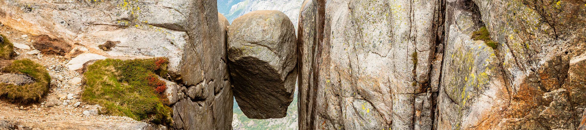 Kjeragbolten in Norwegen, ein Felsen zwischen zwei Klippen