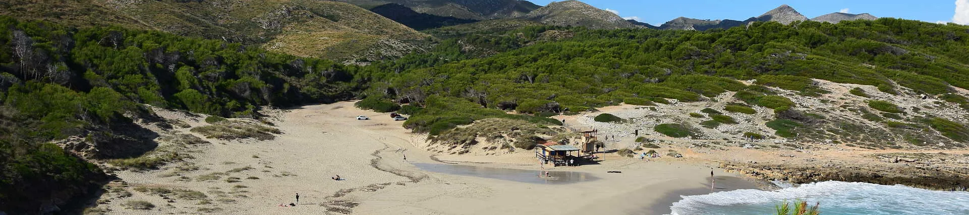 Ruhiger Strand Cala Torta Beach auf Mallorca, Spanien. 