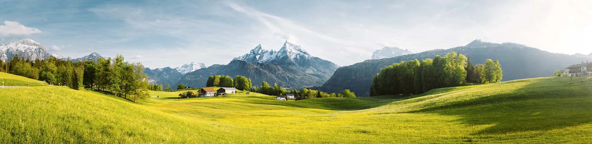 Idyllische Berglandschaft in den Alpen mit blühenden Wiesen im Frühling