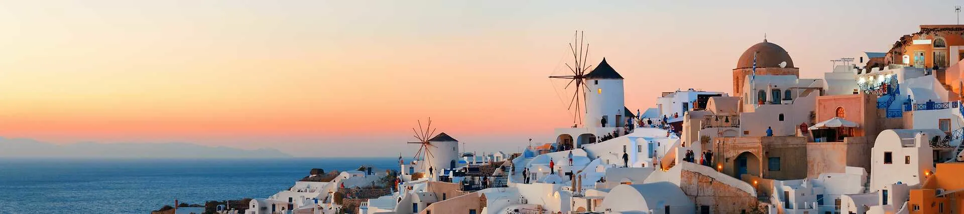 Santorini, Griechenland: Weiß getünchte Häuser mit Blick auf das Meer.