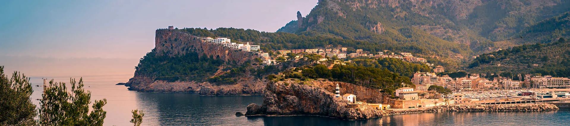 Port de Sóller, Mallorca: Hafen, Leuchtturm und Tramuntana-Gebirge
