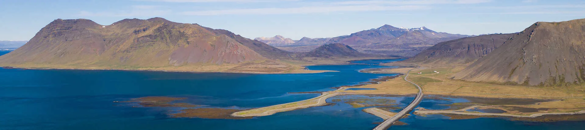 Westfjorde Island: Fjordlandschaft mit Bergpanorama und Wasser