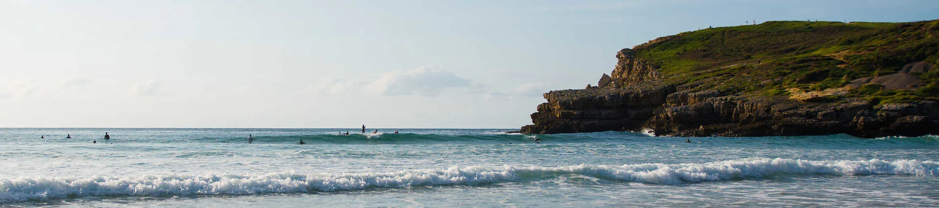 Faire du surf sur la plage de Suances, dans le nord de l'Espagne 