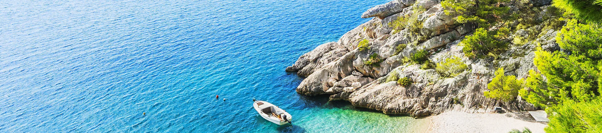 Makarska Riviera, Kroatien: Blick auf die Küste mit Strand und Bergen.