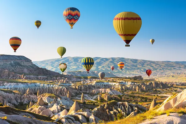 Heißluftballons am Abendhimmel über Kappadokien, Türkei