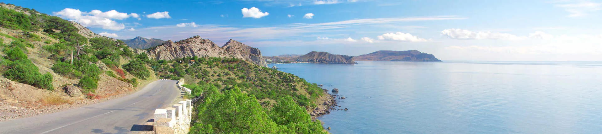 Kreta Rundreise auf einer Küstenstraße mit Meerblick.