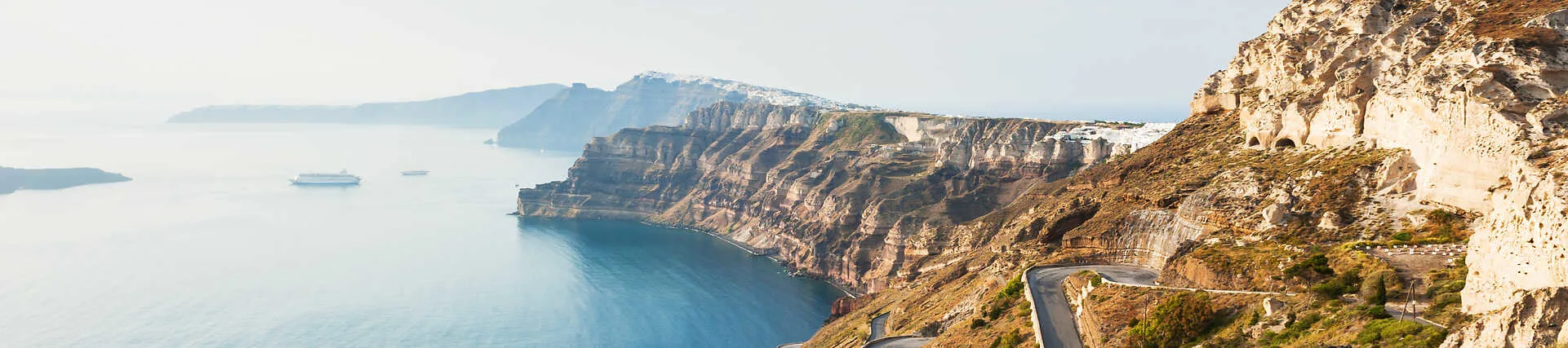 Santorini: weiß getünchte Häuser und blaue Kuppeln mit Blick auf die Ägäis